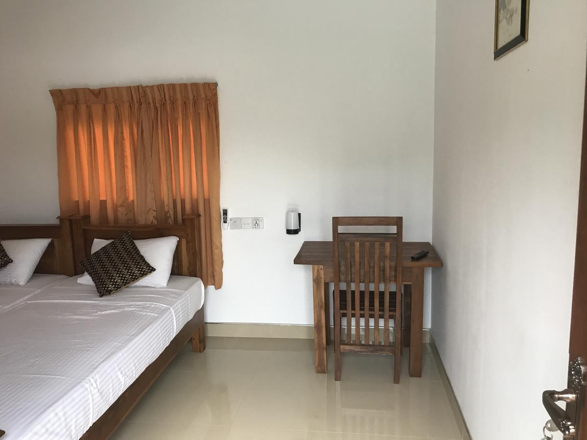Deshani Holiday Inn Dambulla Exteriör bild