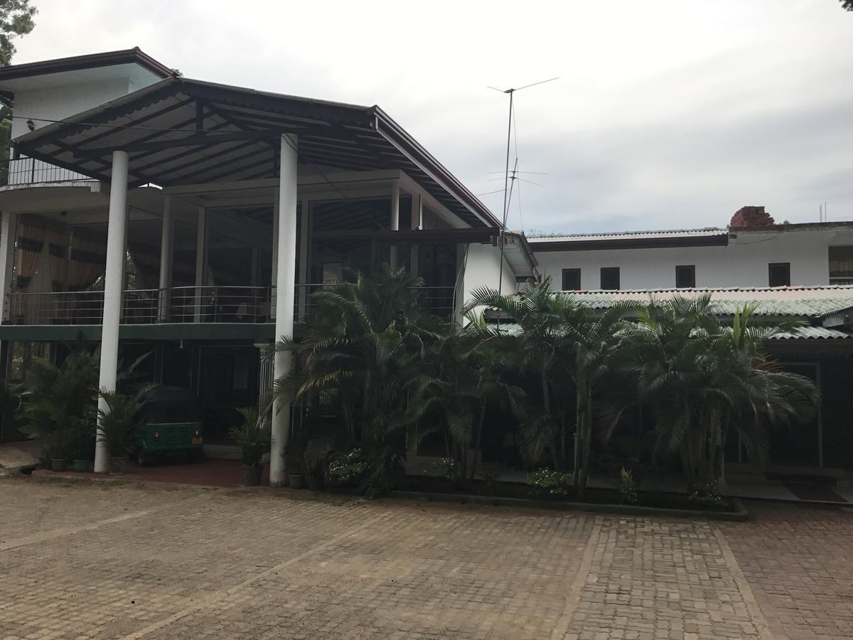 Deshani Holiday Inn Dambulla Exteriör bild