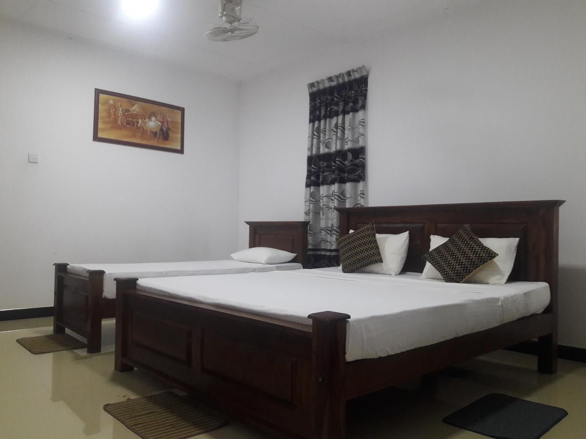 Deshani Holiday Inn Dambulla Exteriör bild